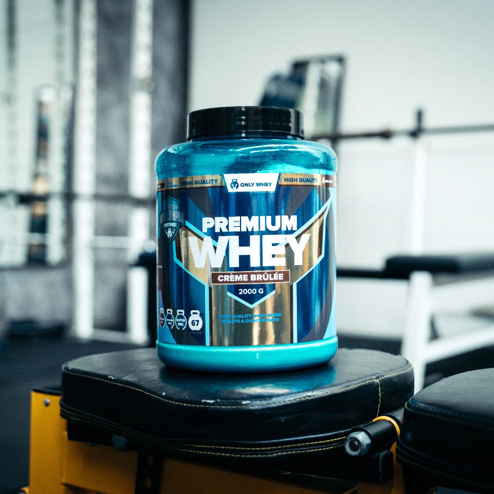 Premium Whey 2000 g Pulverdose, blaue Etikettierung, schwarzer Deckel, Crème Brûlée