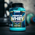 Premium Whey banana milkshake protein powder tub, 900 g—front label